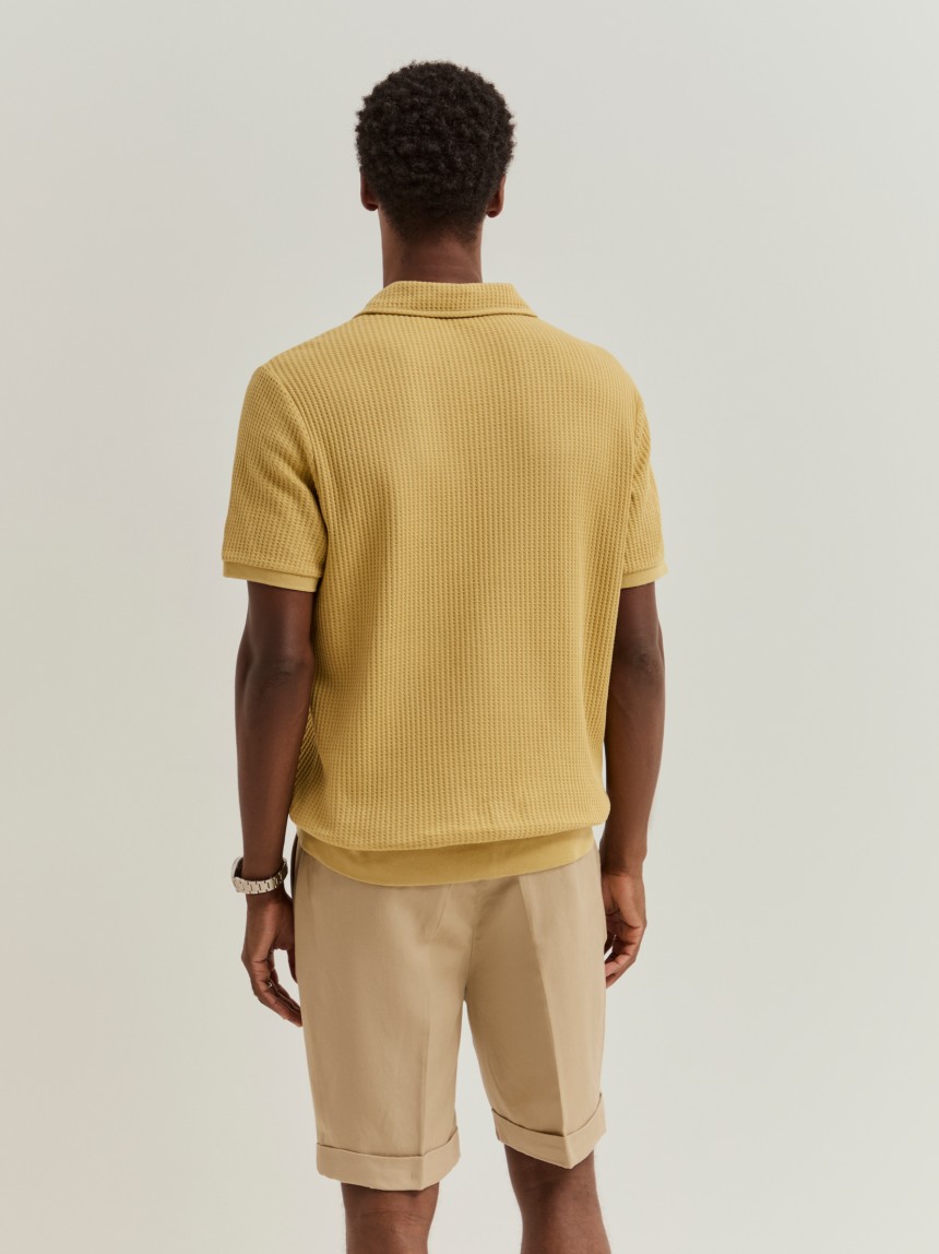 Polo de malha em algodão com textura waffle