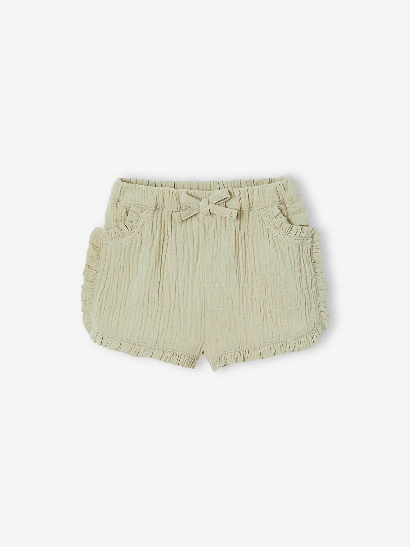 Roupa de bebê: shorts, camiseta listrada e faixa de cabelo verde-acinzentada.