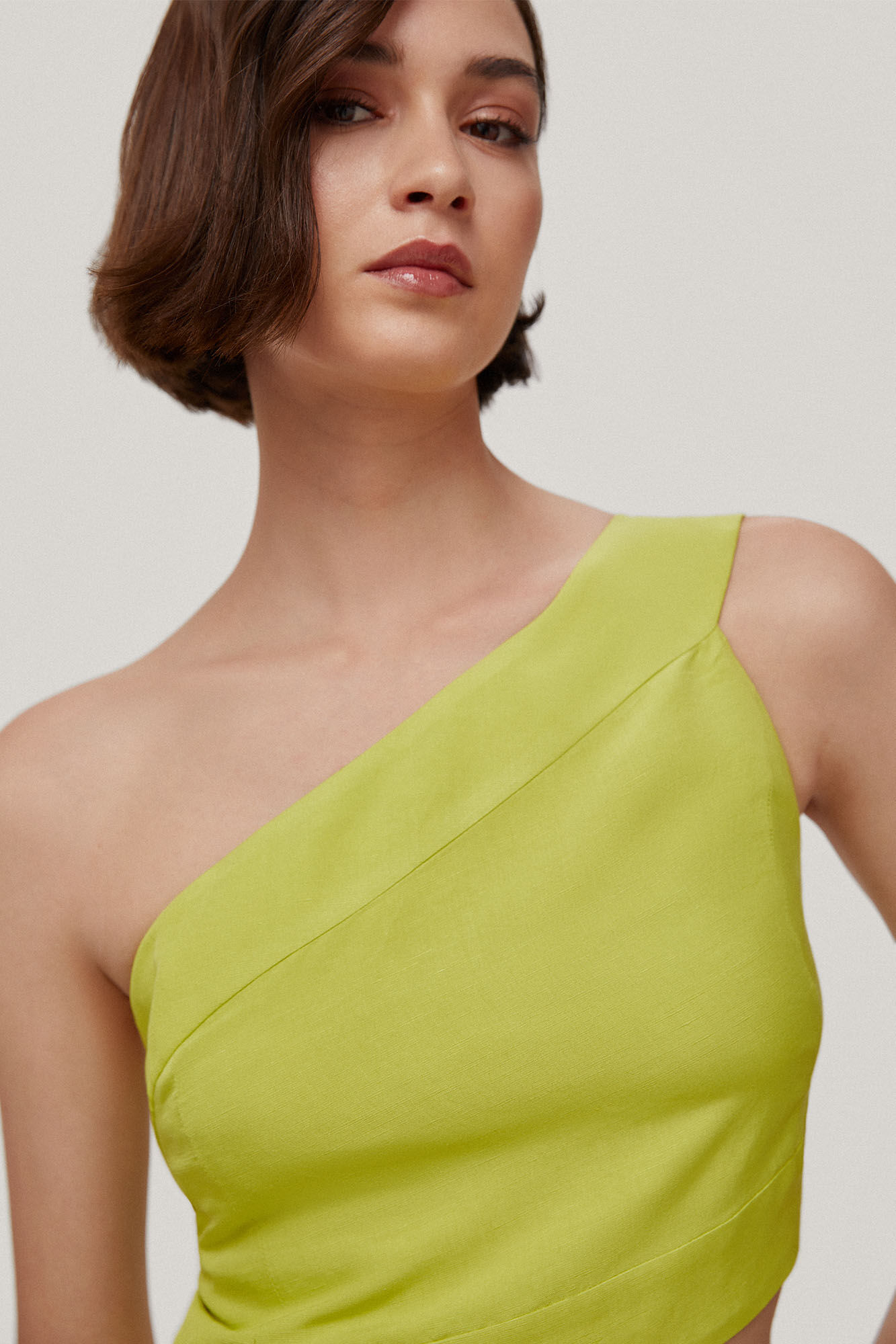Celina. Vestido assimétrico com recortes - Amarelo