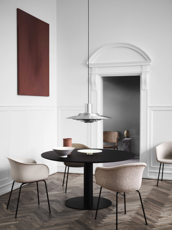 &tradition Elefy JH28 stoel met zwart stalen onderstel soft beige