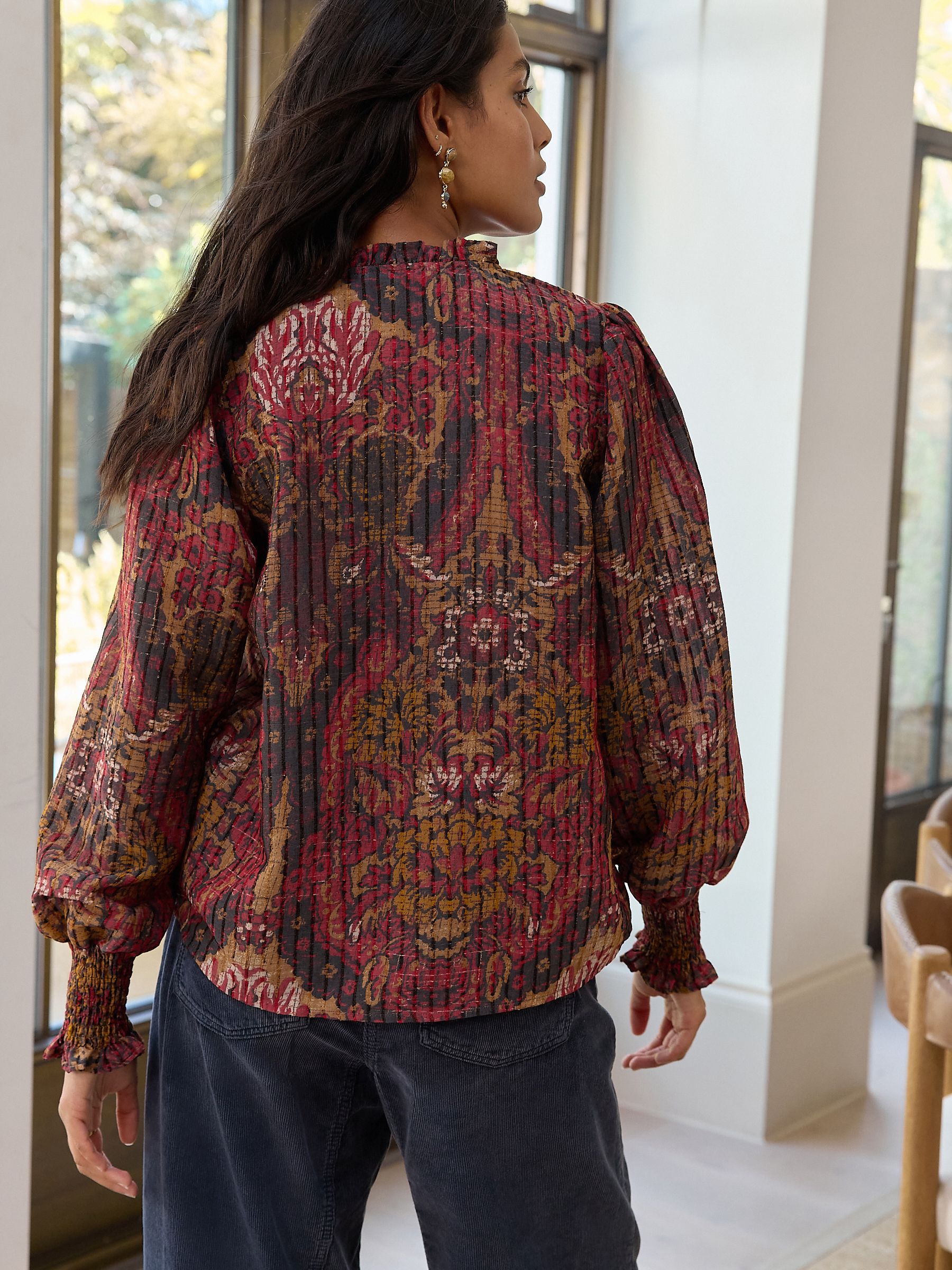 Rode abstracte bloemenprint - Chenille blouse met ladderinzet en lange mouwen