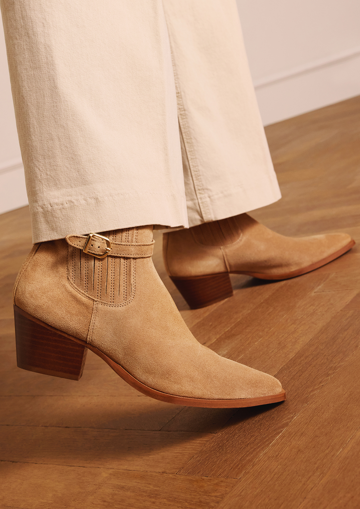 Beige suède enkellaarsjes met hak