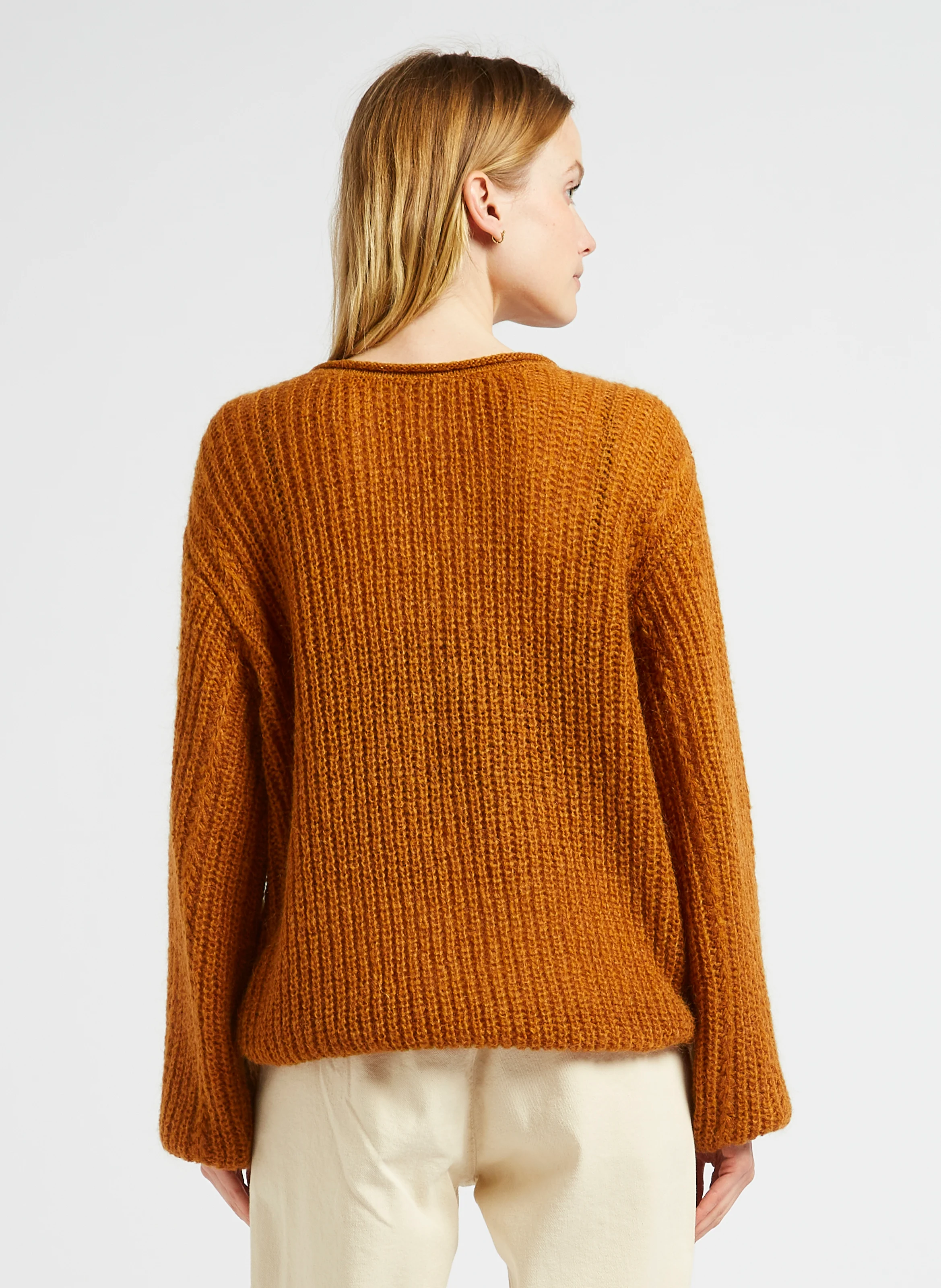 TING - Pull ample col V en maille | Marron
