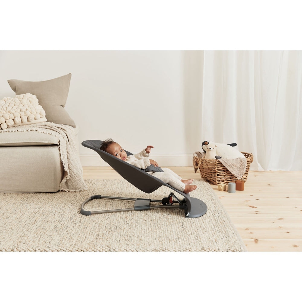 Køb BabyBjörn Anthracite Grey Skråstol Bliss - Vævet, Blomsterbladsquilt