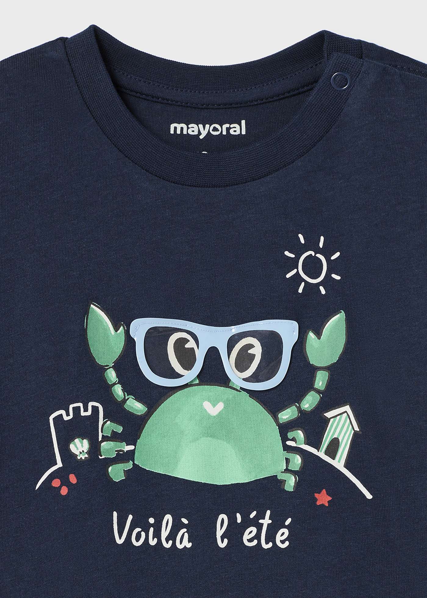 Camiseta infantil de manga curta com estampa interativa.
