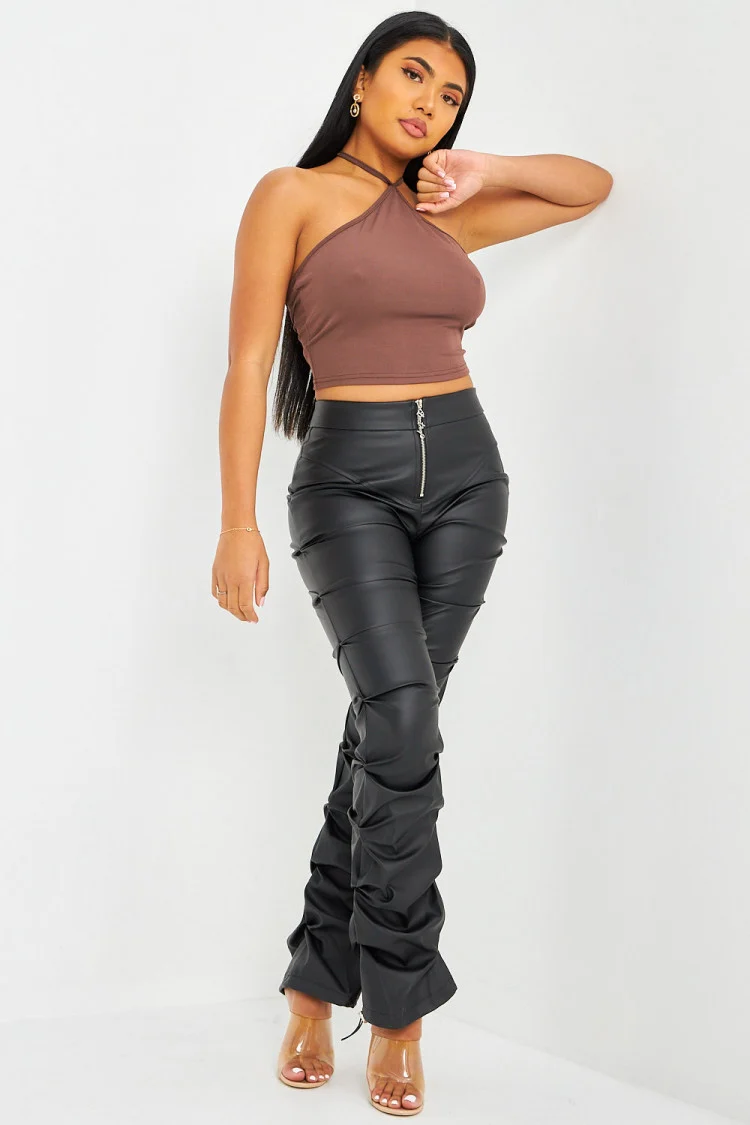 Pantalon froncé en simili cuir noir mat