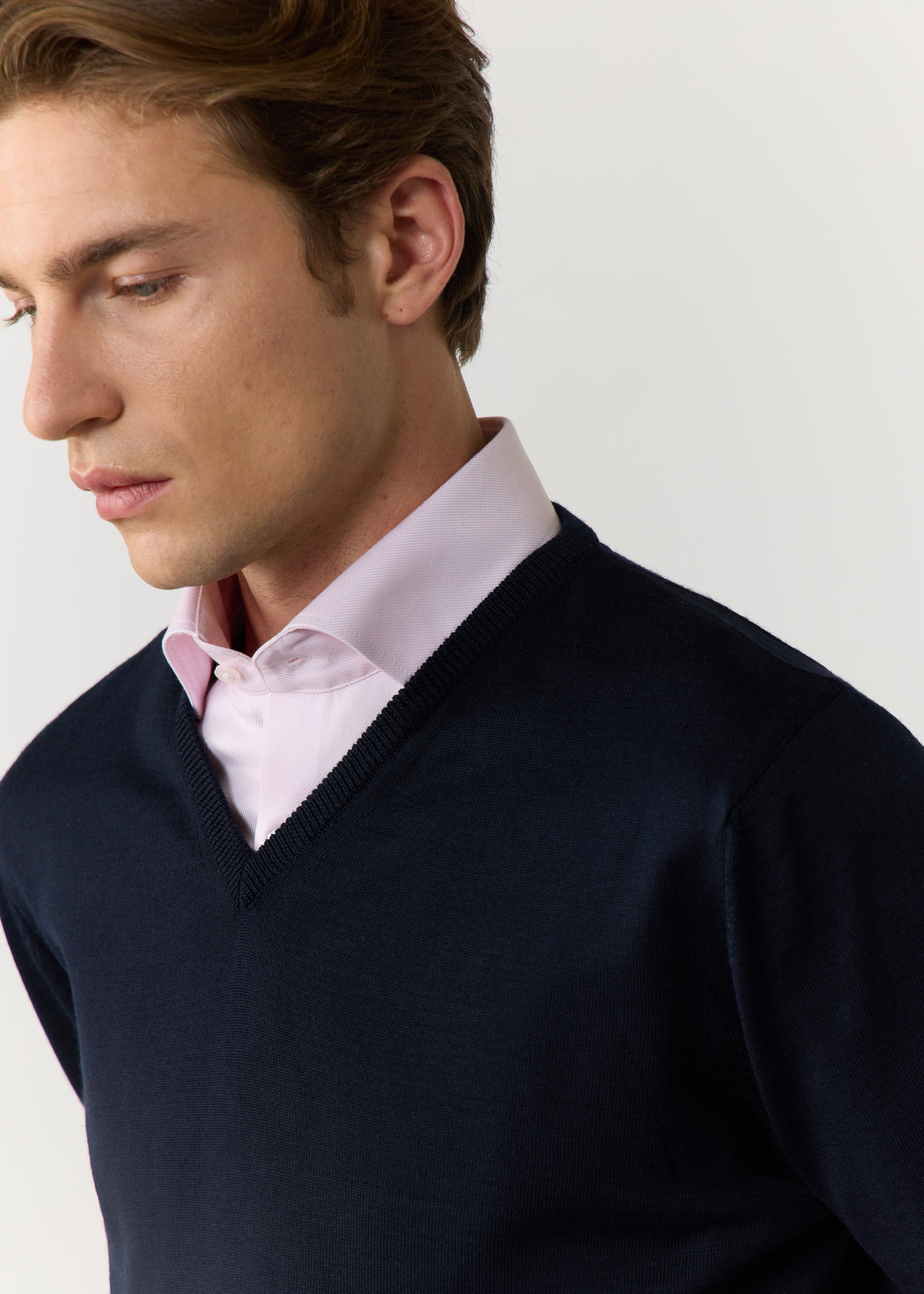 Pull col V en laine Mérinos mélangée unie bleu marine
