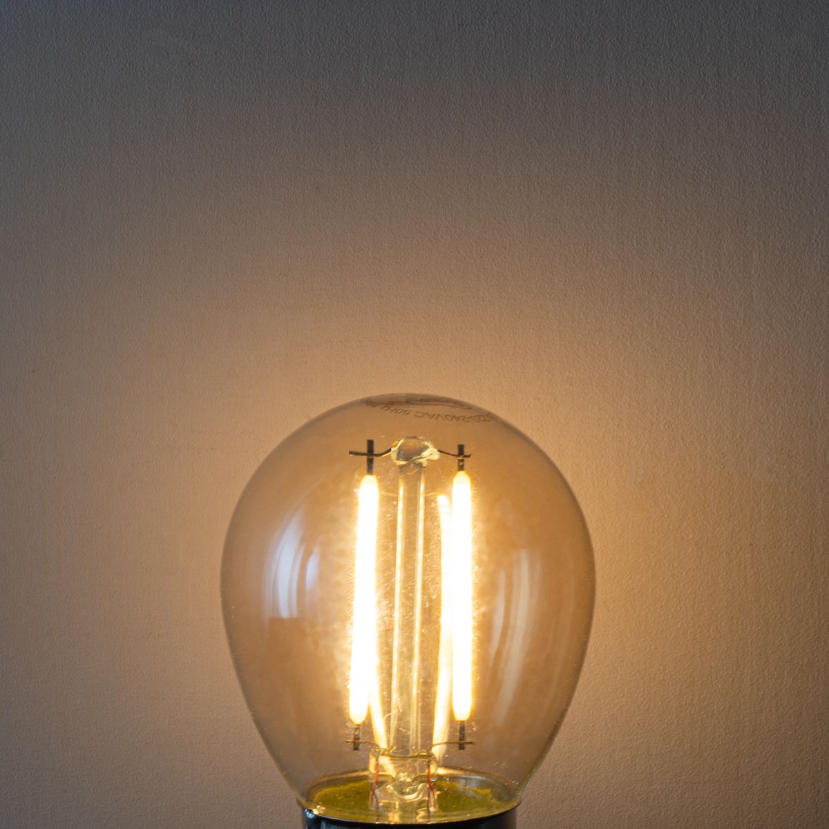 E27 dimbare LED lamp P45 goud 3W 250 lm 2200K