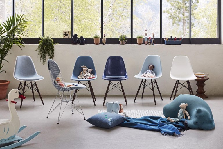 Vitra Eames DSW stoel zwart esdoorn onderstel, Deep Black