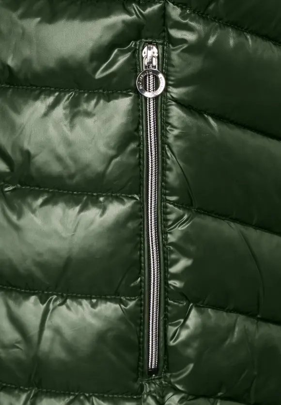 Kurze Steppjacke mit Kapuze - verdant green