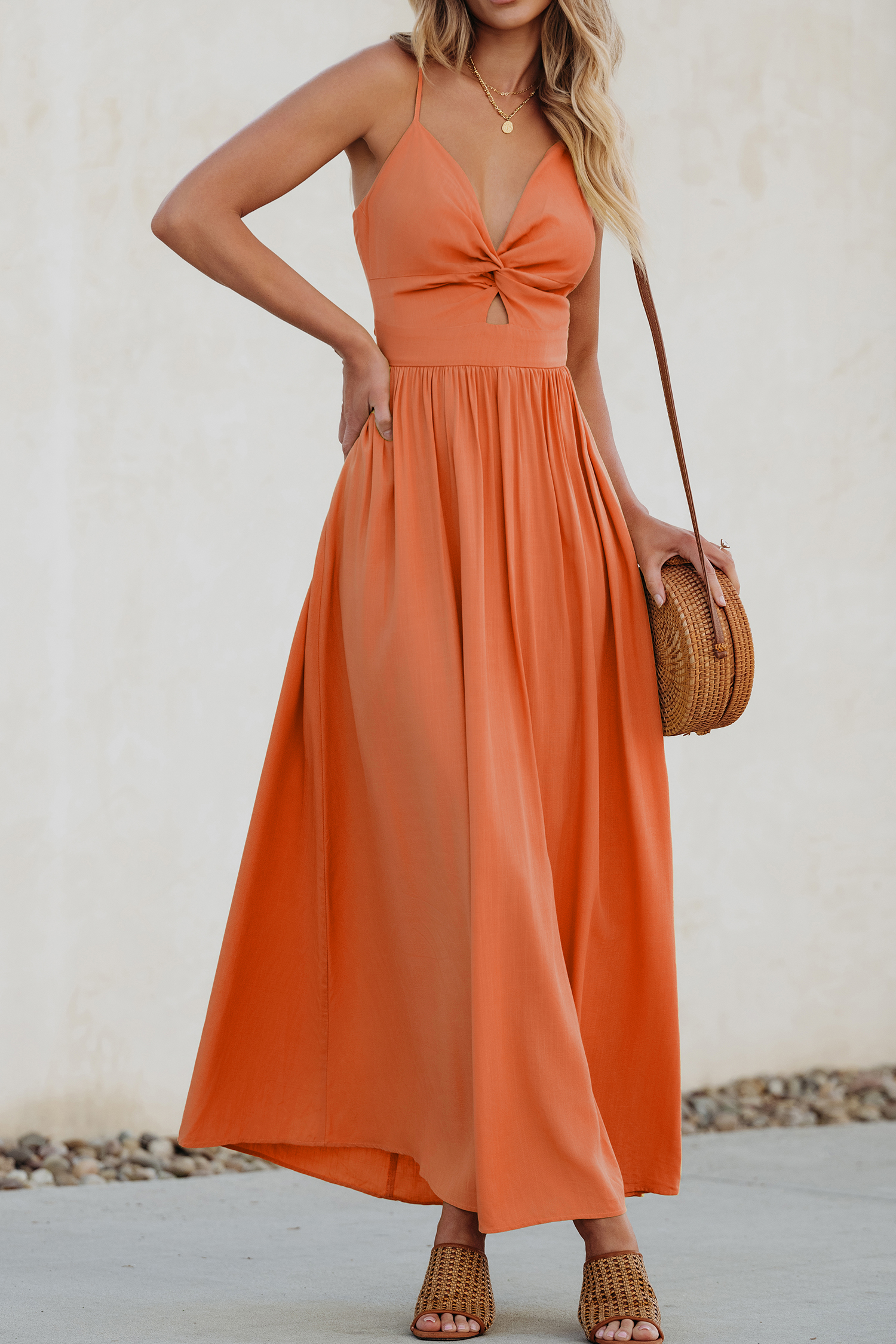 Robe maxi avec trou de serrure torsadé sur le devant orange