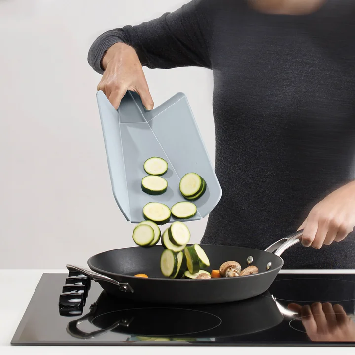 Joseph Joseph - Chop2Pot Plus, klein, blau