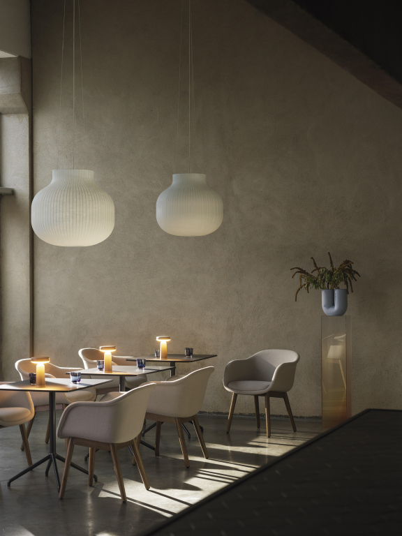 Muuto Fiber Conference stoel eiken onderstel donker Hallingdal 133