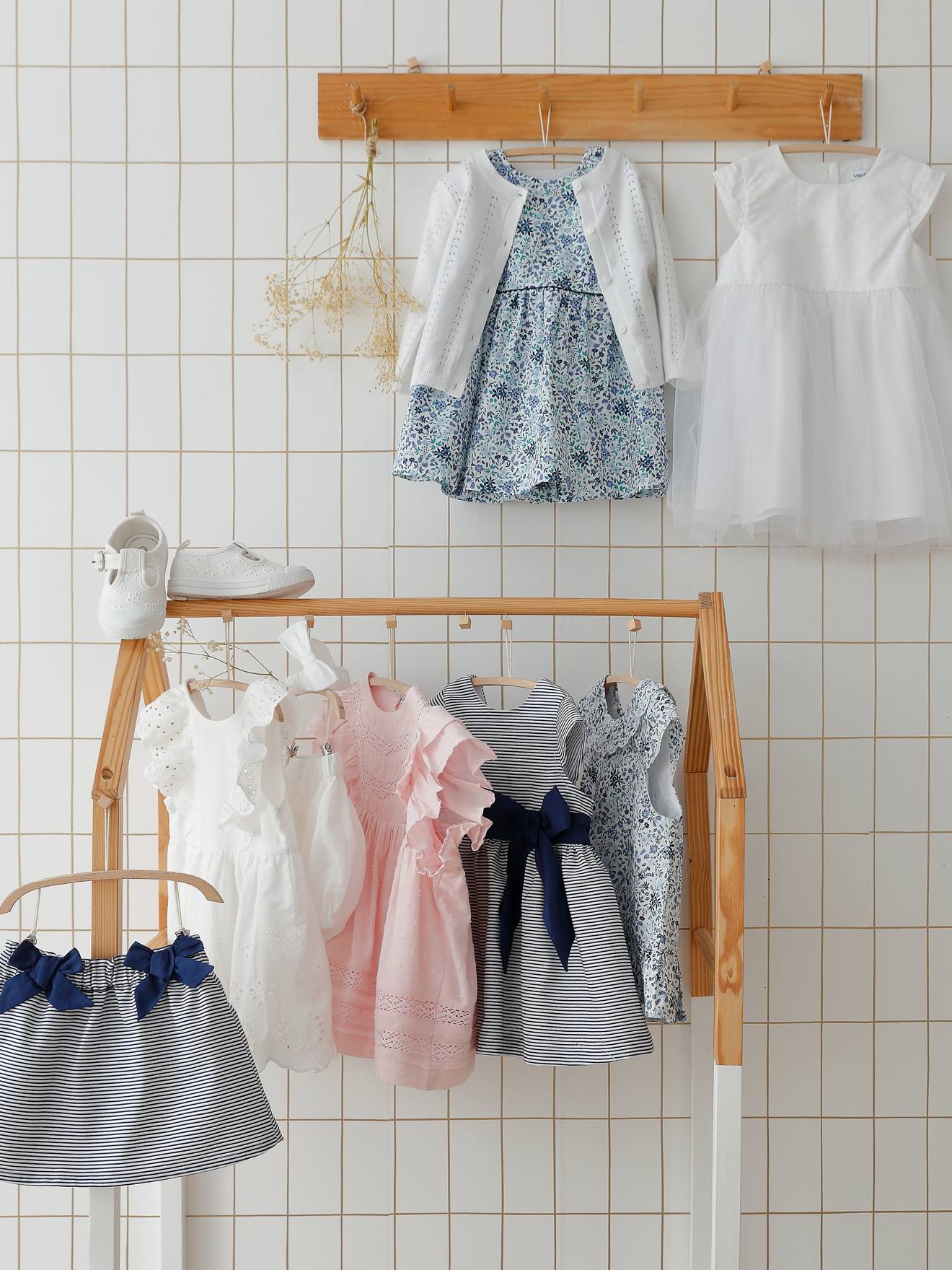 Conjunto para cerimônia infantil com vestido, calcinha e tiara, na cor branca lisa.