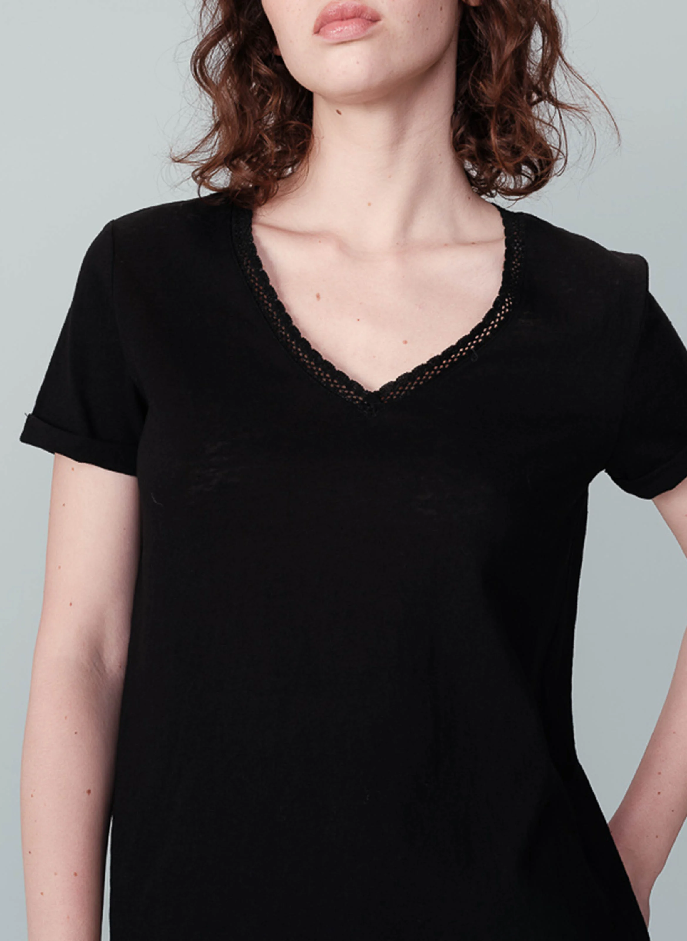 NOA - Tee-shirt col V droit en coton mélangé | Noir