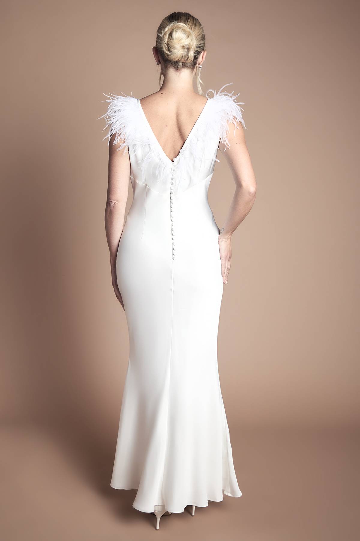 Coast Robe De Mariée En Satin Col V Avec Détail Plumes Aux Épaules Petite Taille