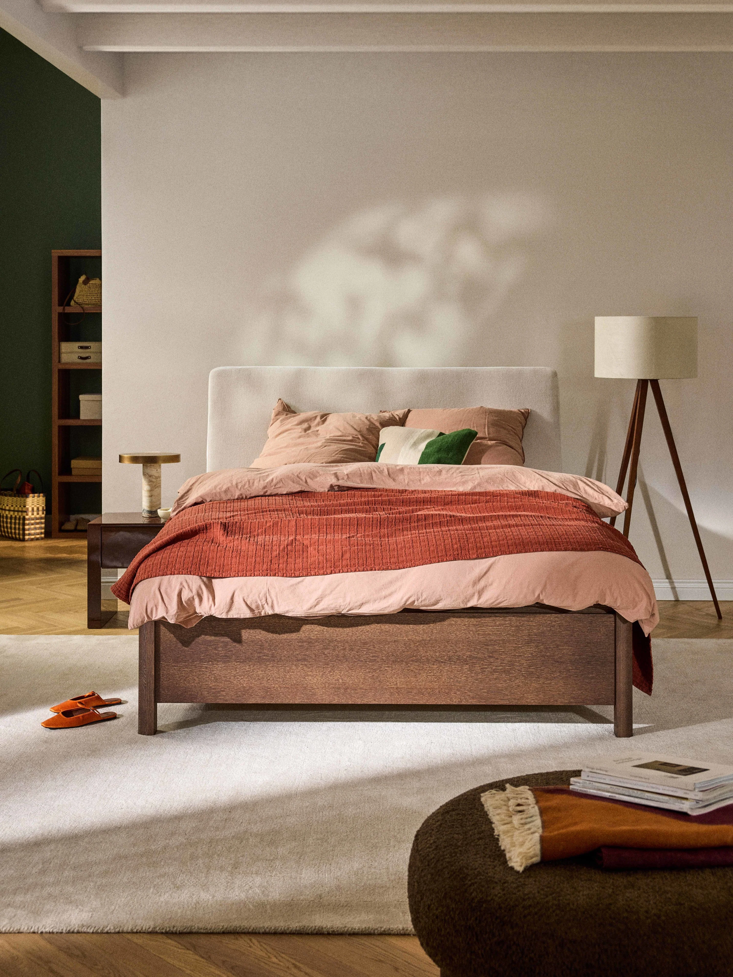 Houten bedframe Santiago met gestoffeerd hoofdeinde en lades