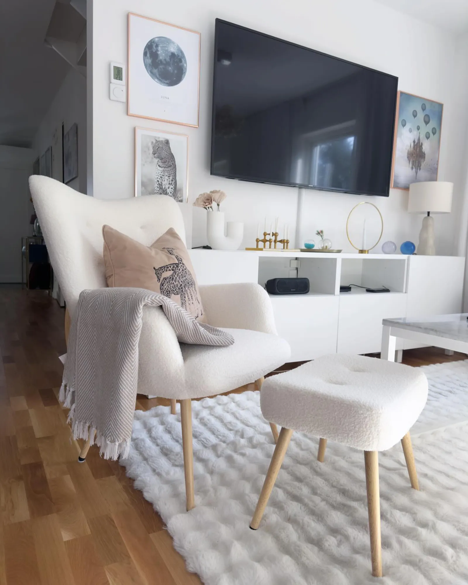 Oorfauteuil VEJLE met voetenbank Bouclé Gebroken wit