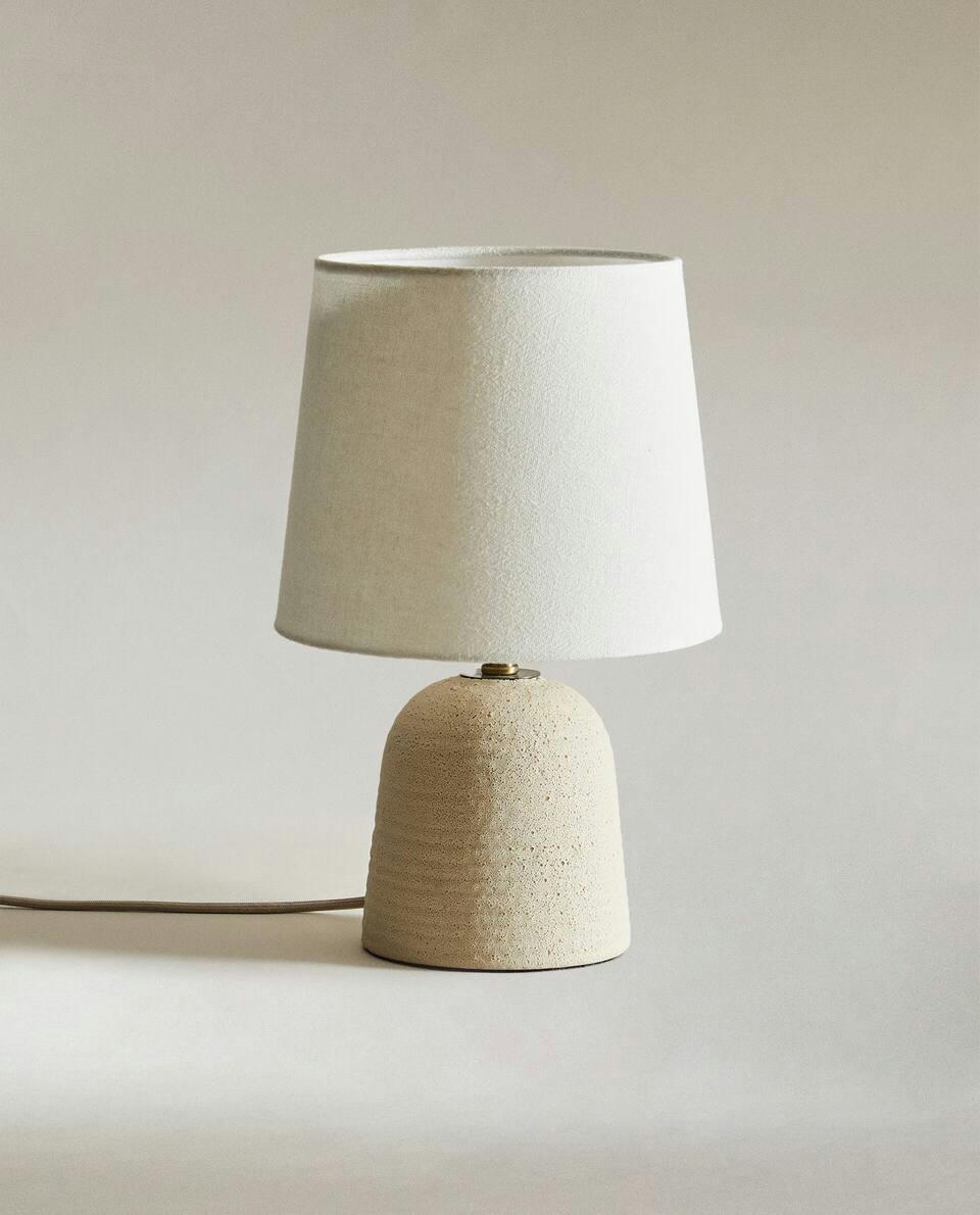LUMINÁRIA COM BASE DE CERÂMICA TEXTURIZADA