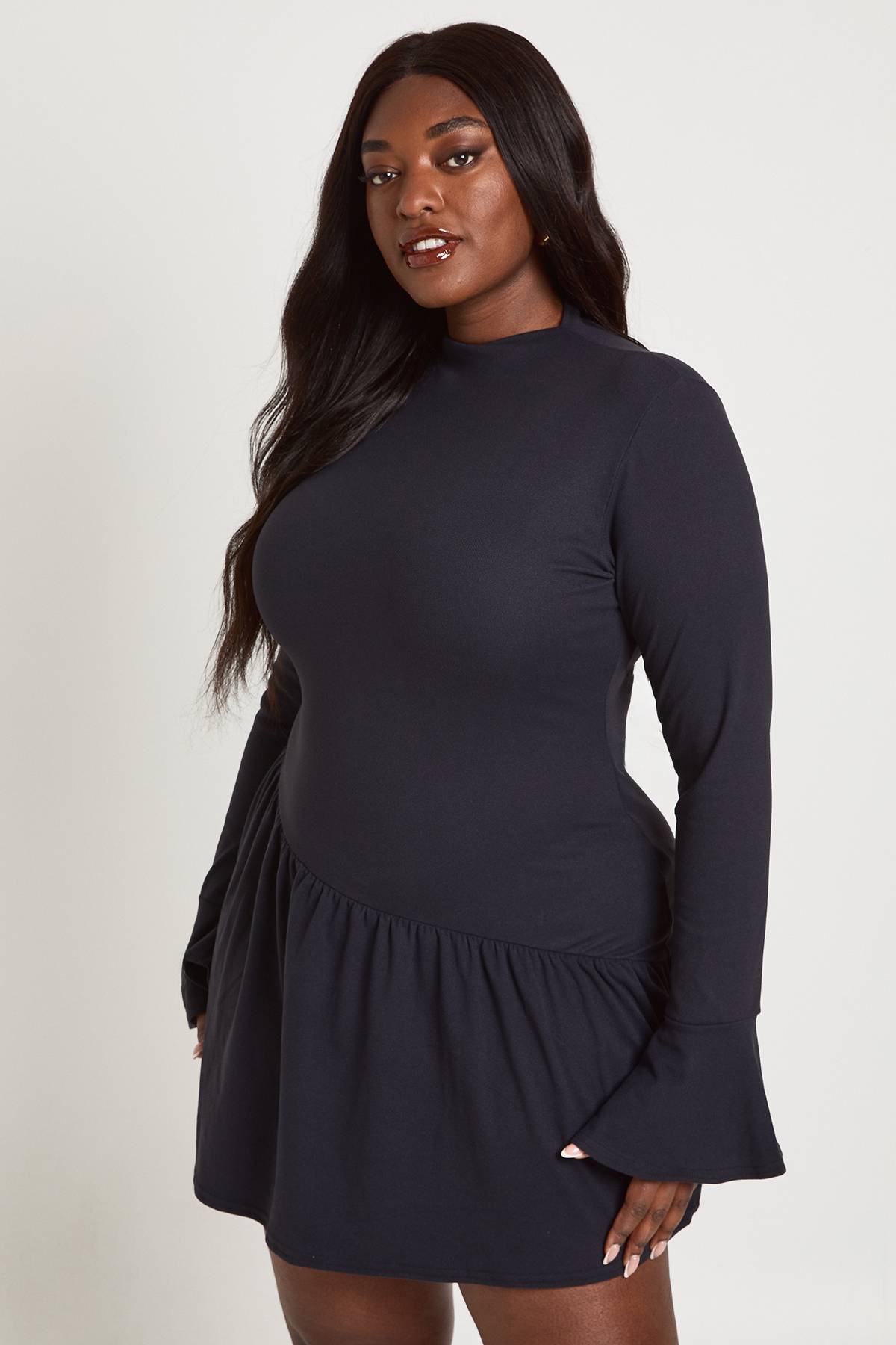 boohoo Robe patineuse super douce à manches évasées et ourlet tombant