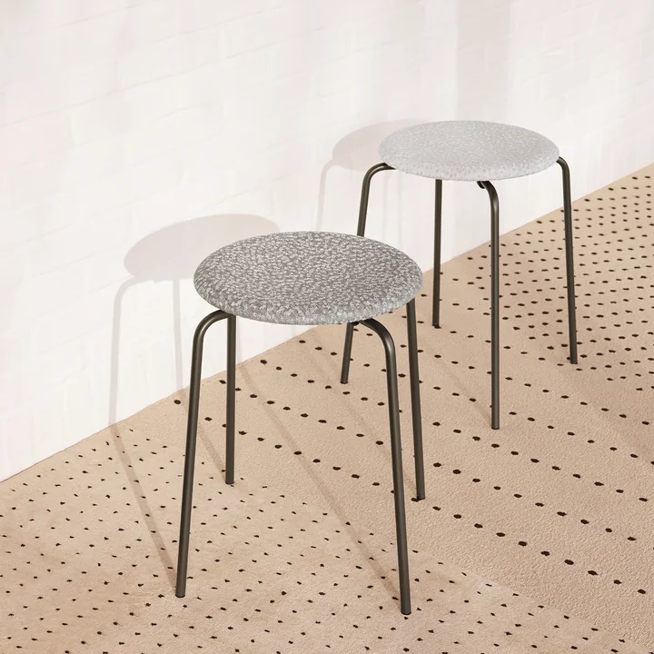 Fritz Hansen - Dot Hocker, Leder schwarz / Untergestell schwarz