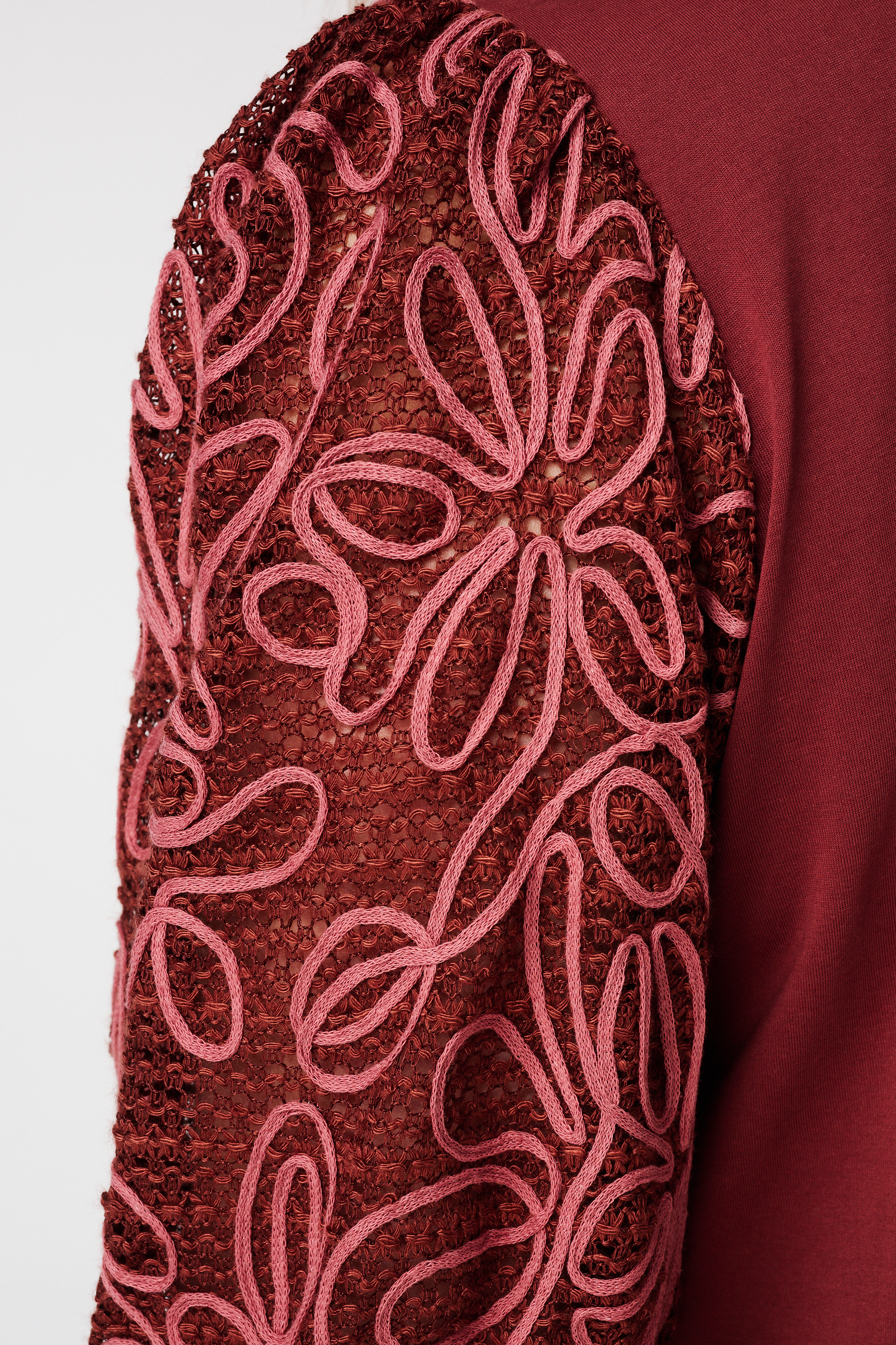 T-shirt met geborduurde mouwen stone red