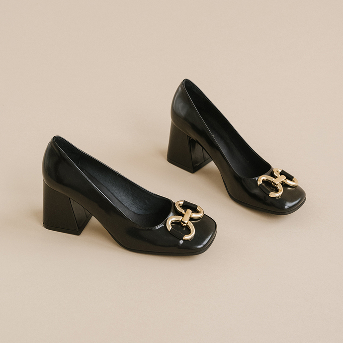 Escarpins à boucles dorées  en cuir glacé noir et or