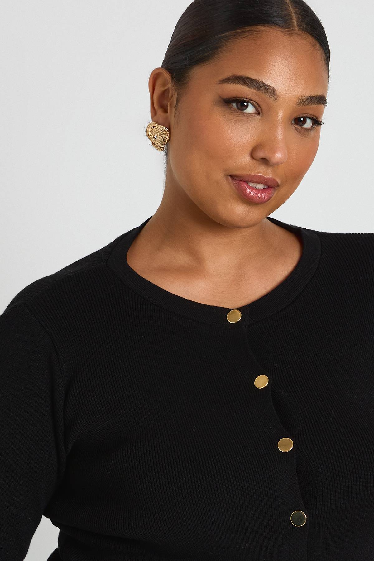 boohoo Cardigan peplum à col ras-du-cou et boutons Plus Gold