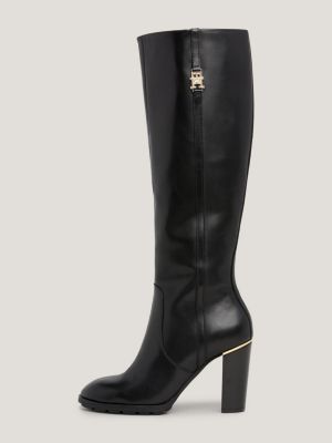 Botas de cano alto em couro com detalhes em metal