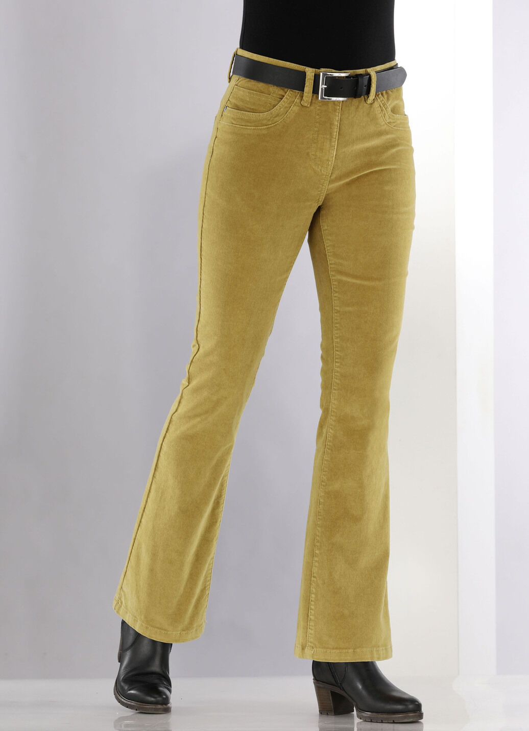 Cordhose in trendiger Bootcut-Form