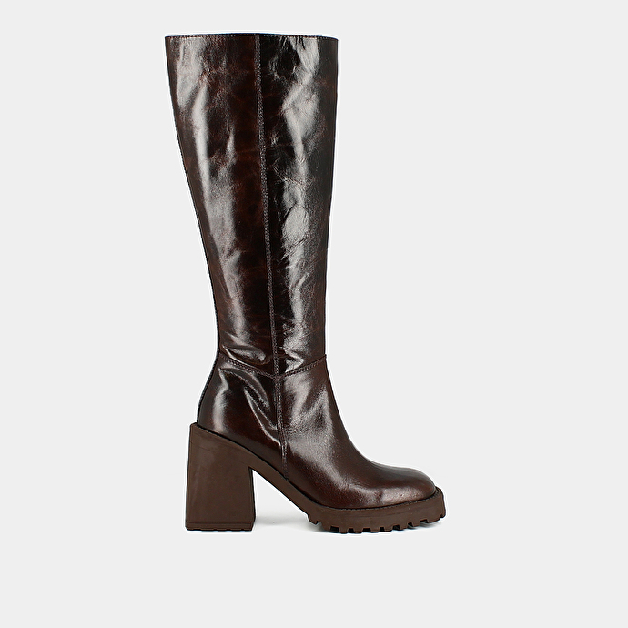 Bottes hautes à semelles crantées et bouts carrés  en cuir marron