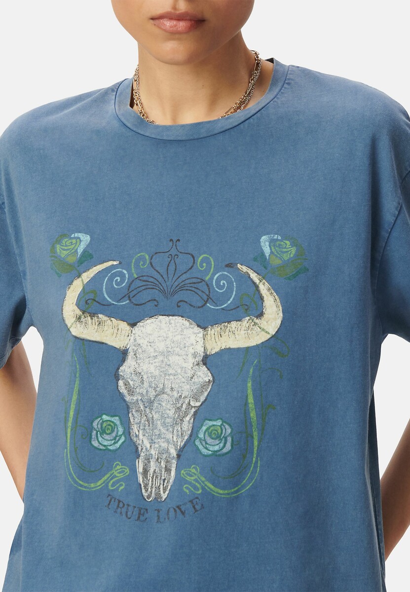 Camiseta IKKS com gola redonda, mangas curtas e estampa.