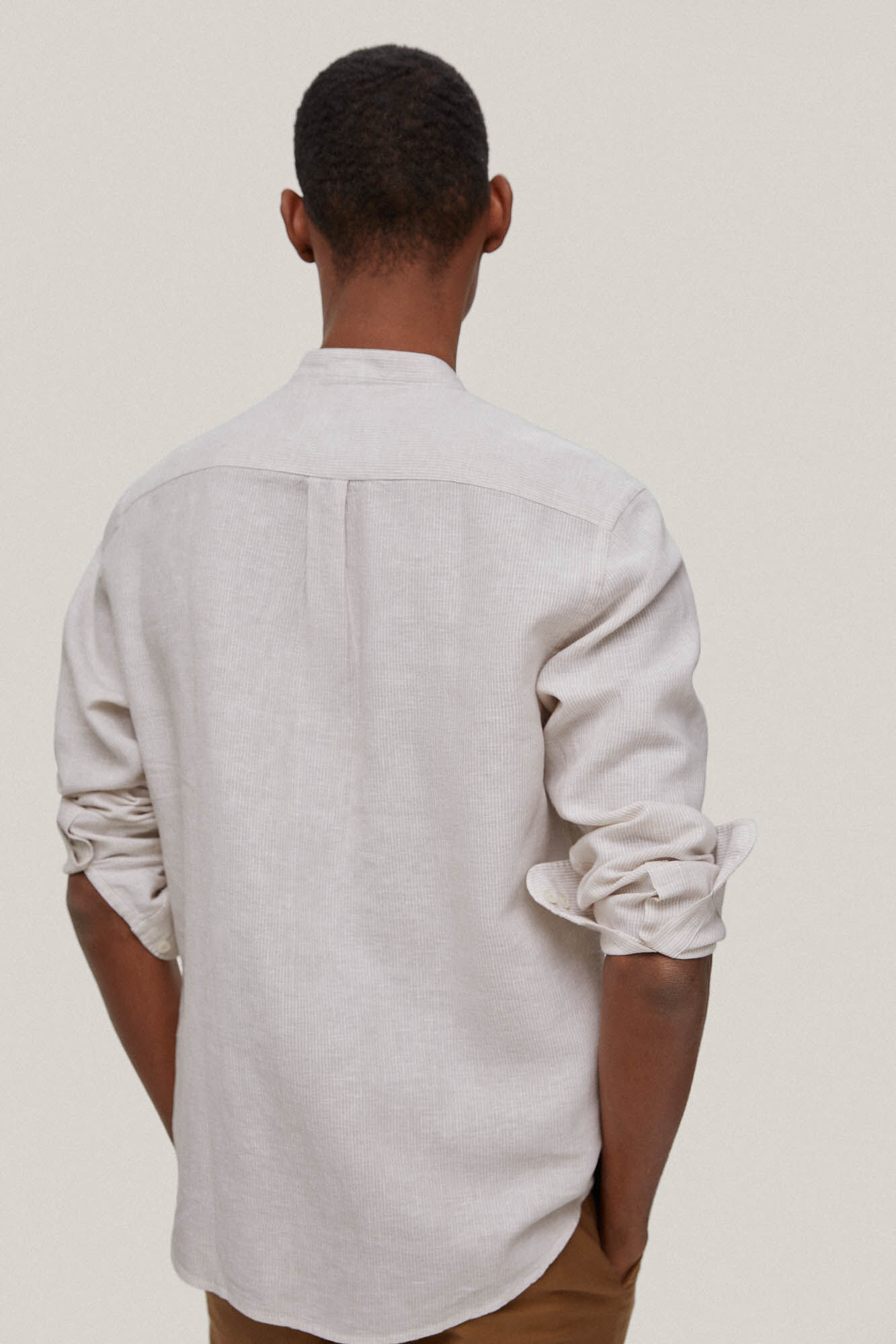 Camisa de linho com listras e gola mandarim - Bege