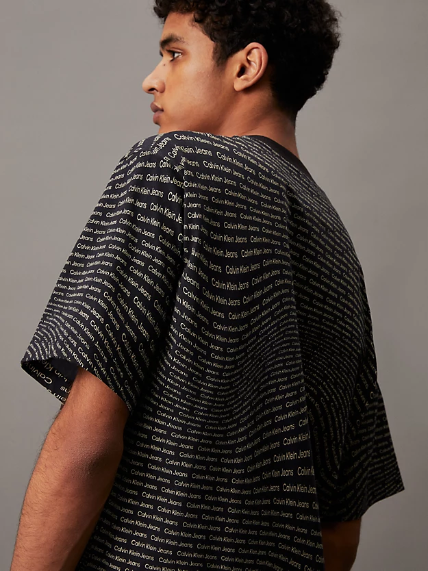 Camiseta de modelagem relaxada com logo estampado por toda a peça.