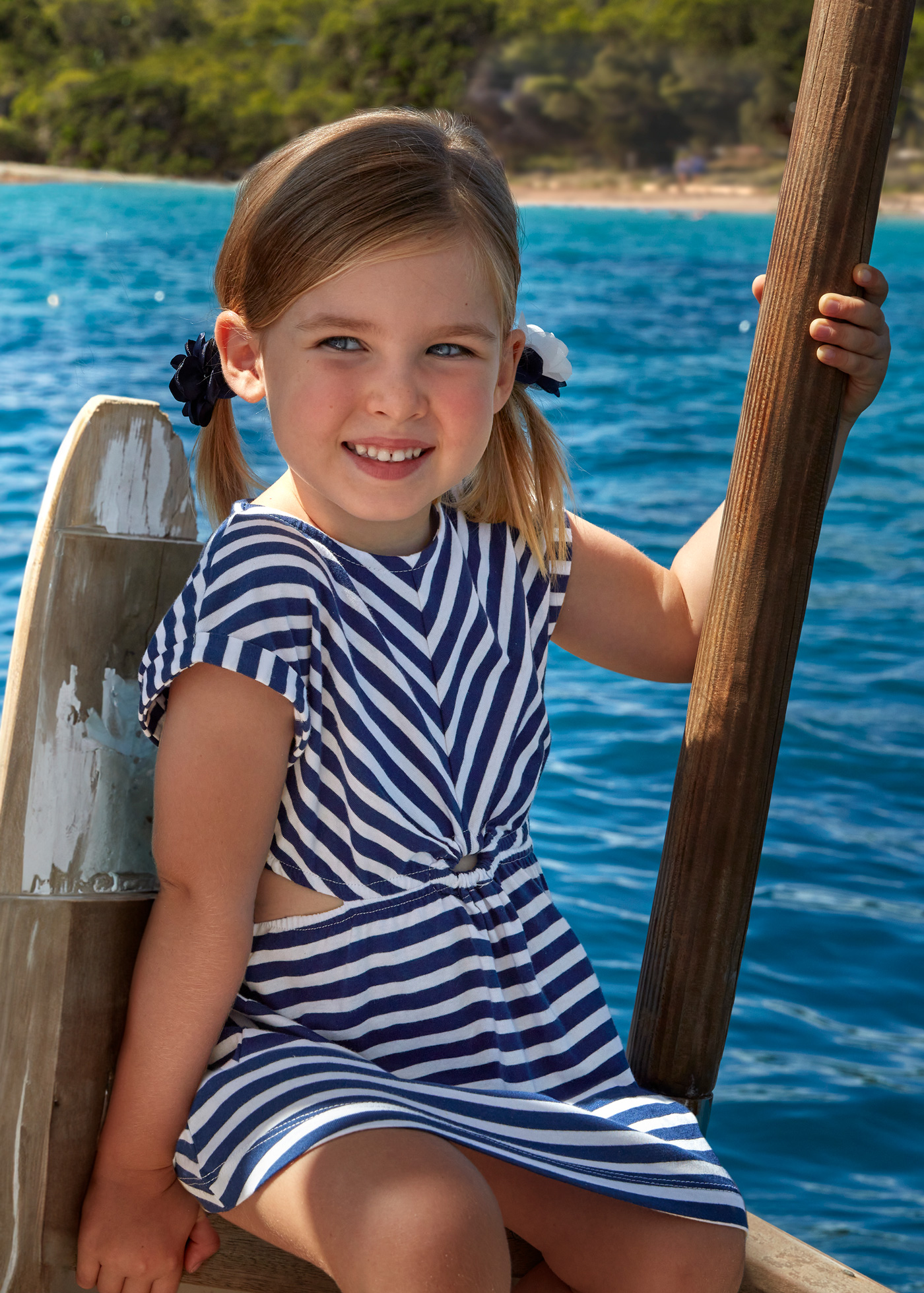 Vestido listrado fúcsia para meninas