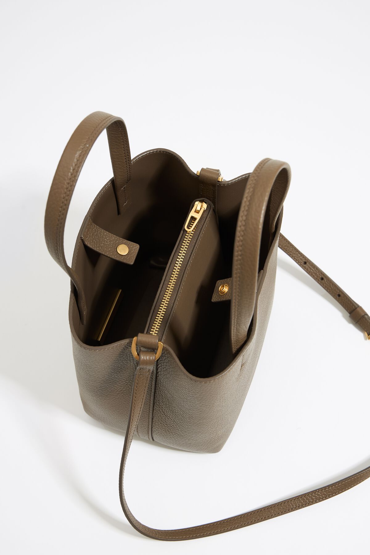 Bolsa pequena Chihuahua em couro taupe escuro.