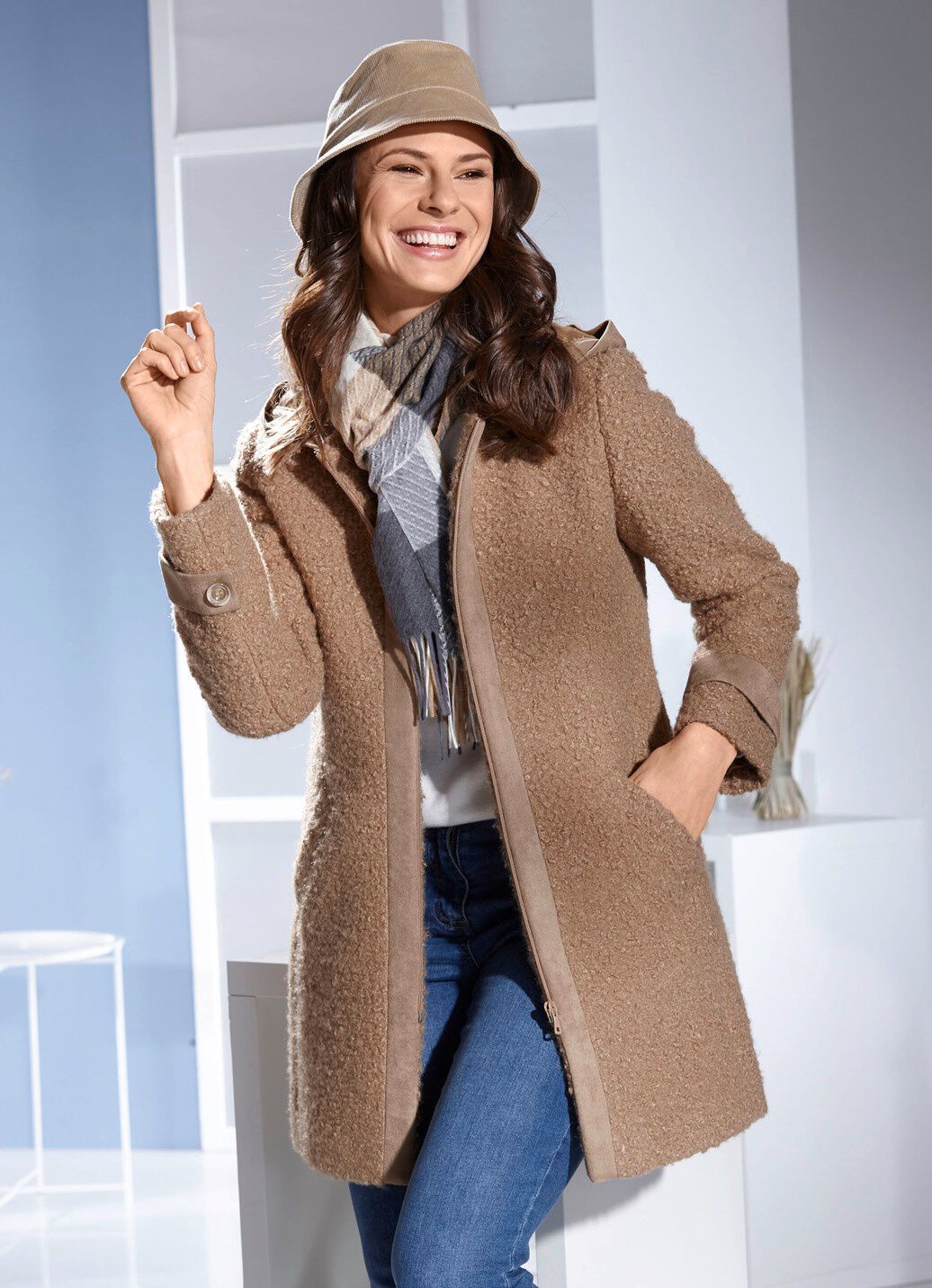 Longjacke mit fester Kapuze