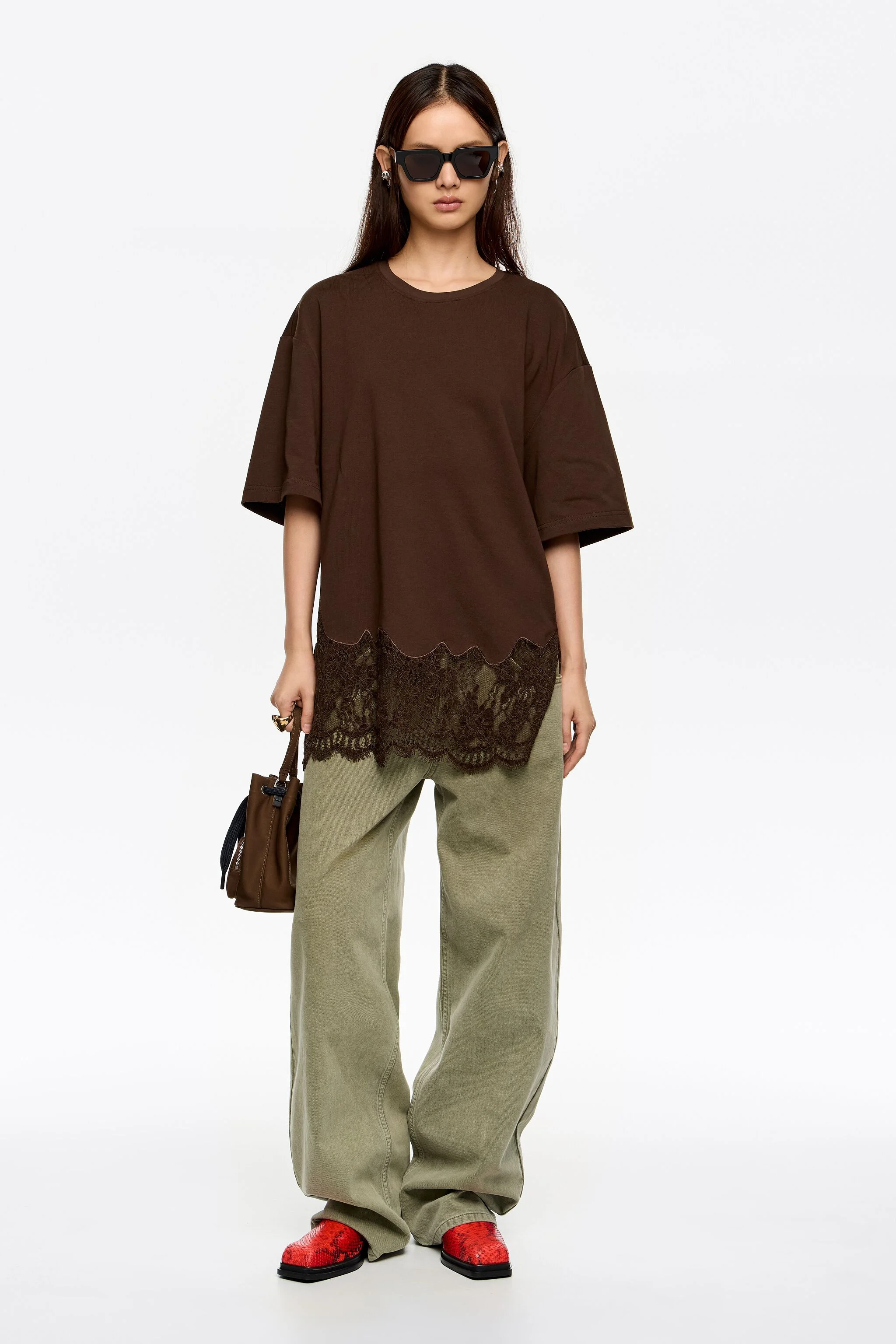 Camiseta oversized marrom escura com detalhes em renda