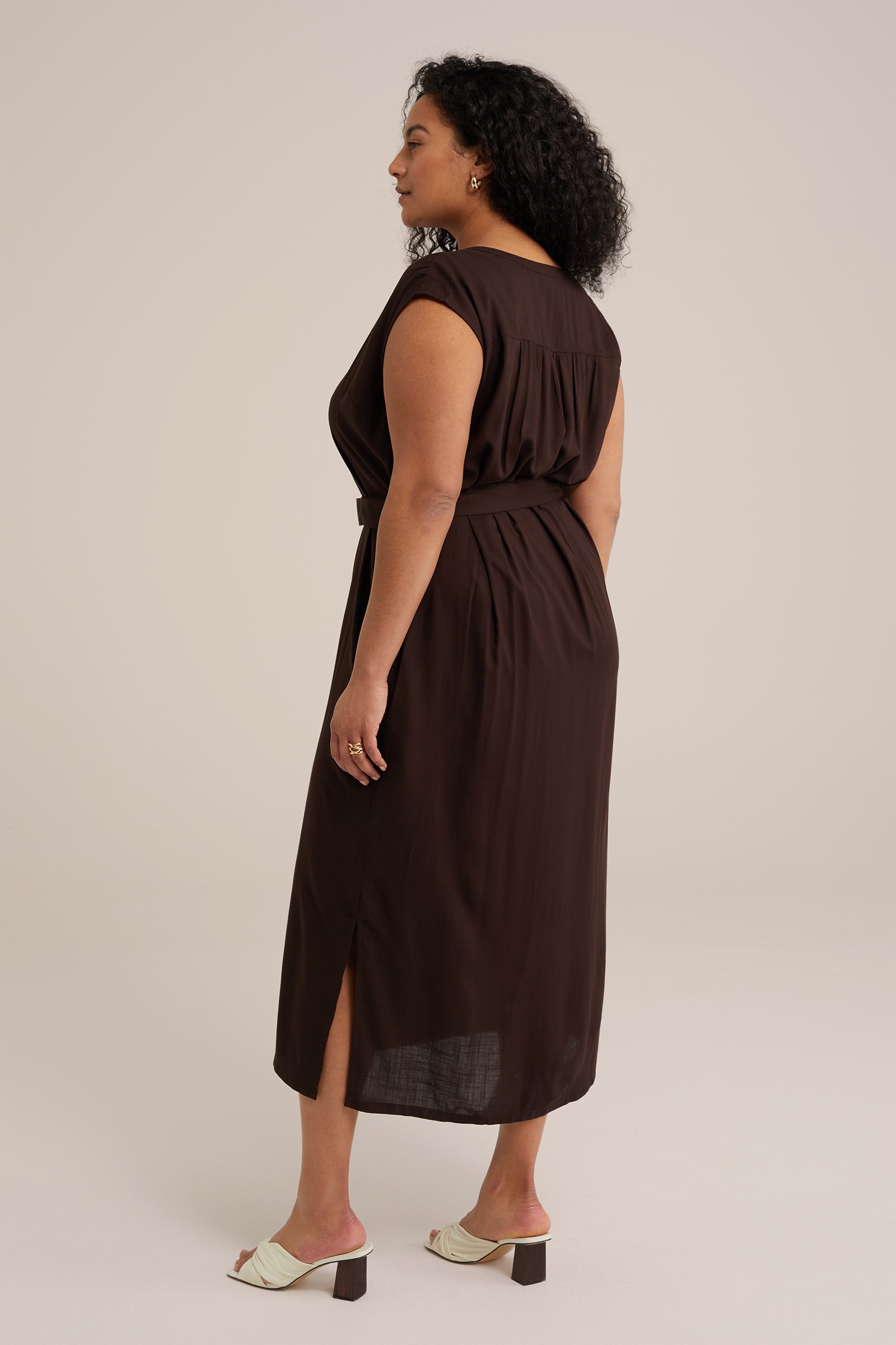 jurk met ceintuur - Curve WE Fashion Donkerbruin