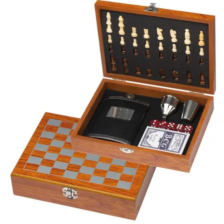 Macma Spieleset bestehend aus Flachmann, Schach- und Kartenspiel
