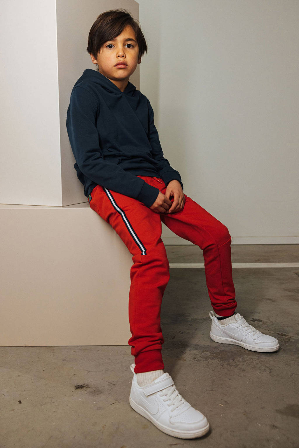TYGO & vito slim fit joggingbroek Boz met zijstreep felrood