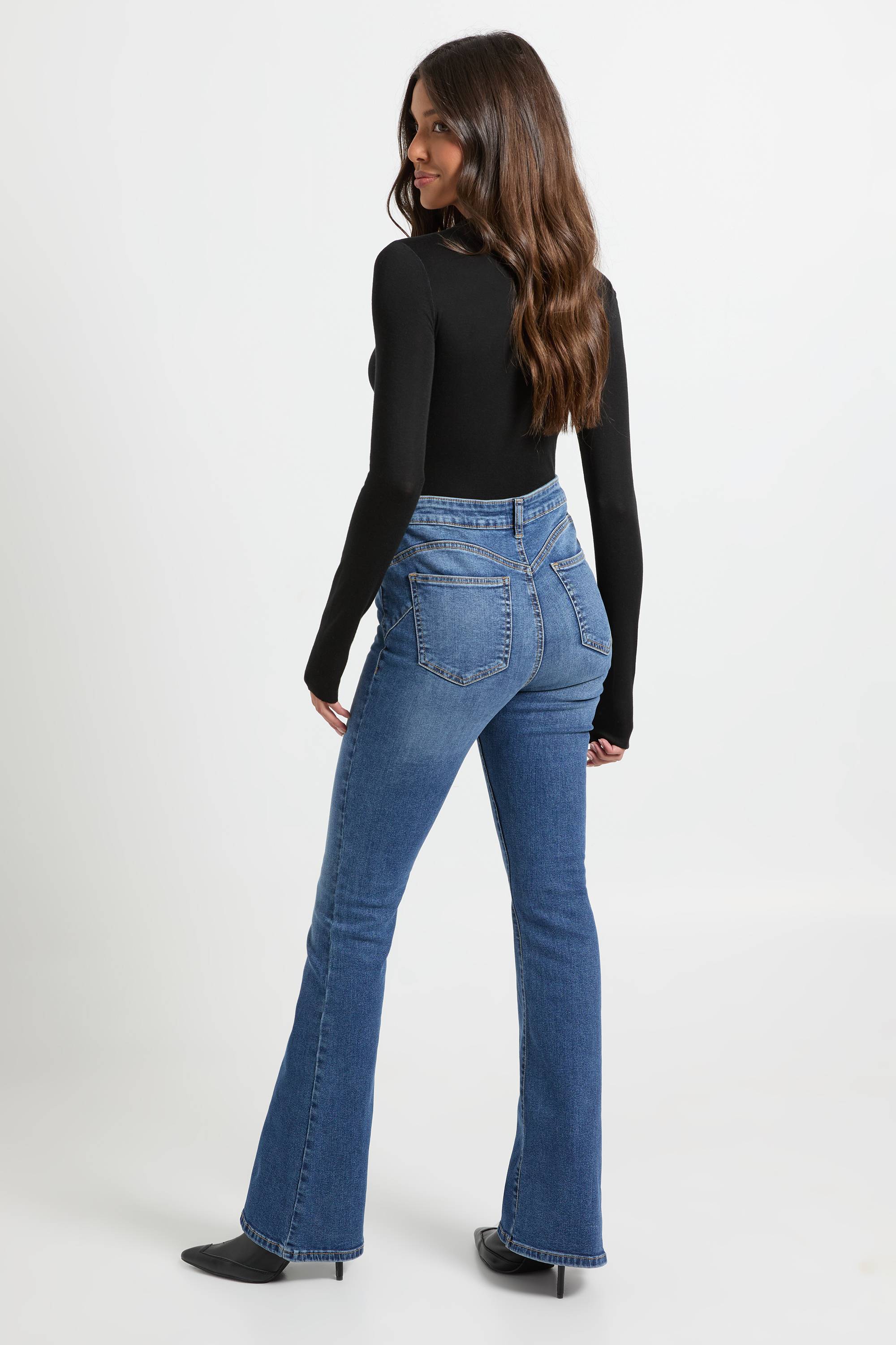 boohoo Jean évasé taille haute effet remonte-fesses
