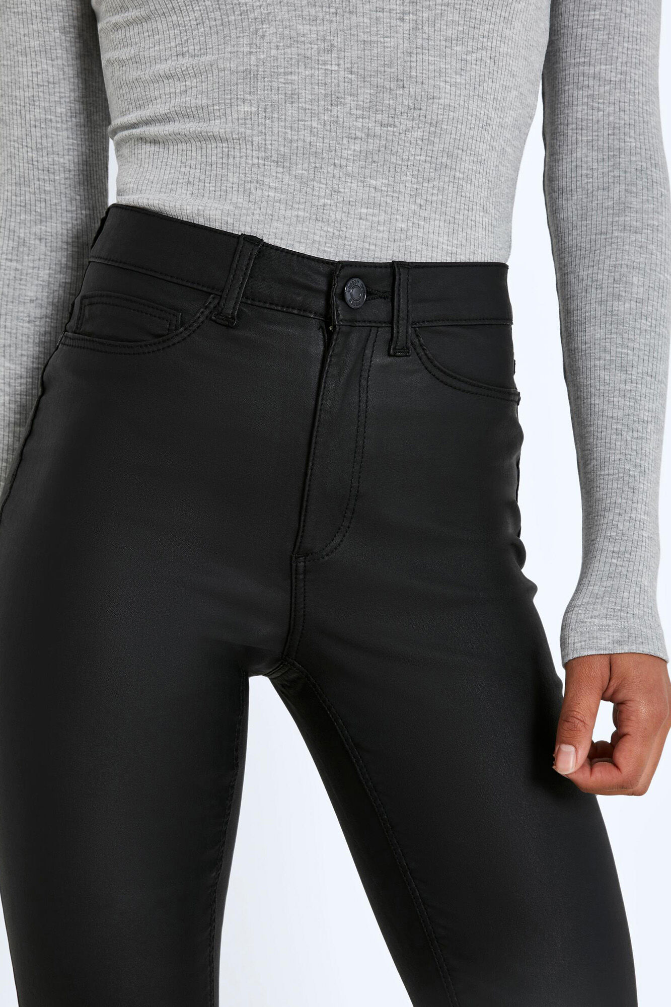 calça jeans slim de couro sintético