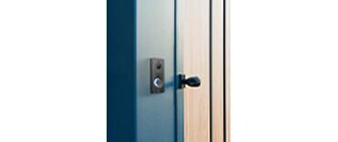 IP Türstation IP One Schwarz<br>Eine Familie. Ein Haus. Eine intelligente Türsprechanlage