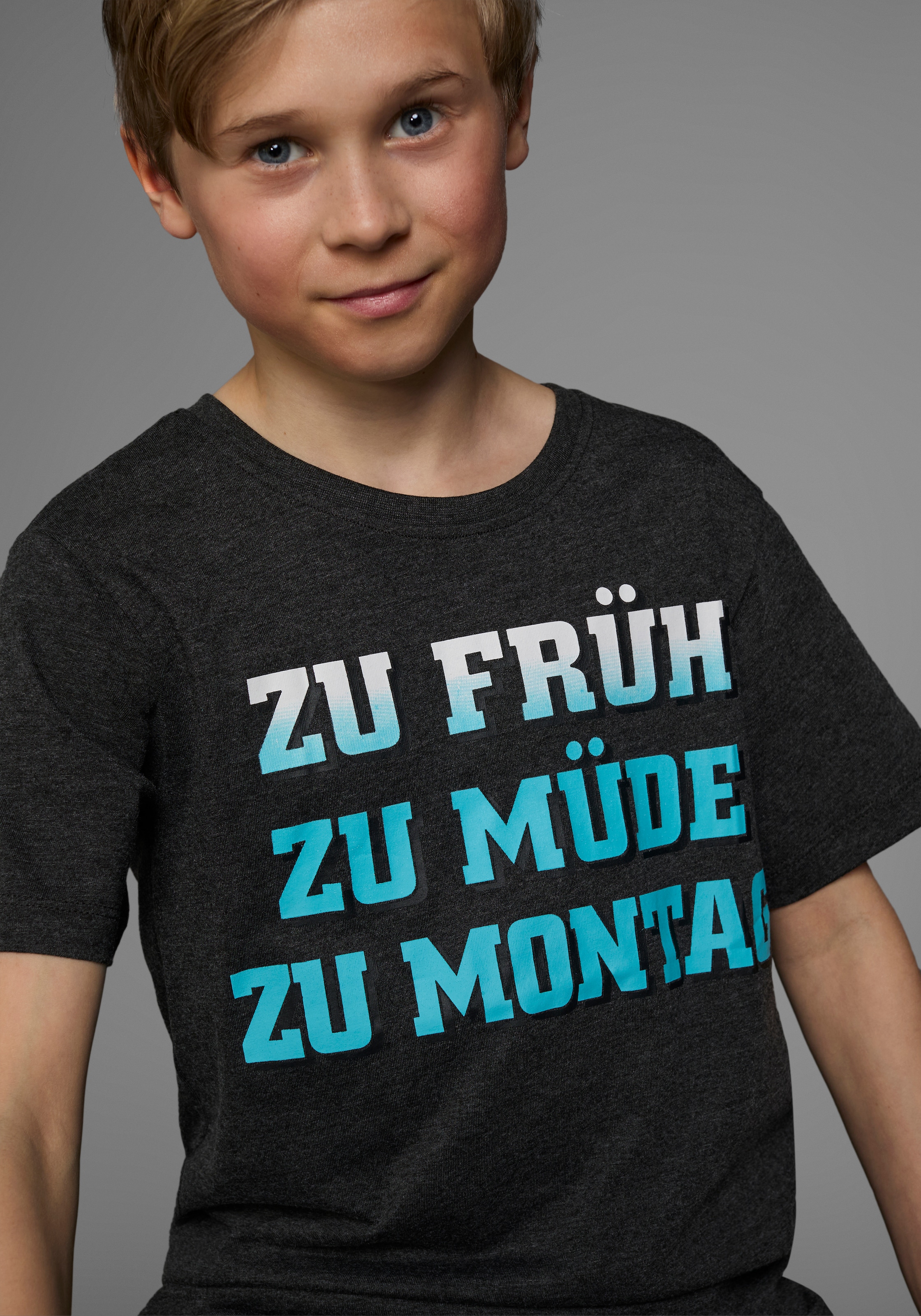KIDSWORLD T-Shirt »Mit Spruch: ZU FRÜH, ZU MÜDE...«, Kurzarm,  Basic-Passform,  mit stylischem Print,  Rundhalsausschnitt