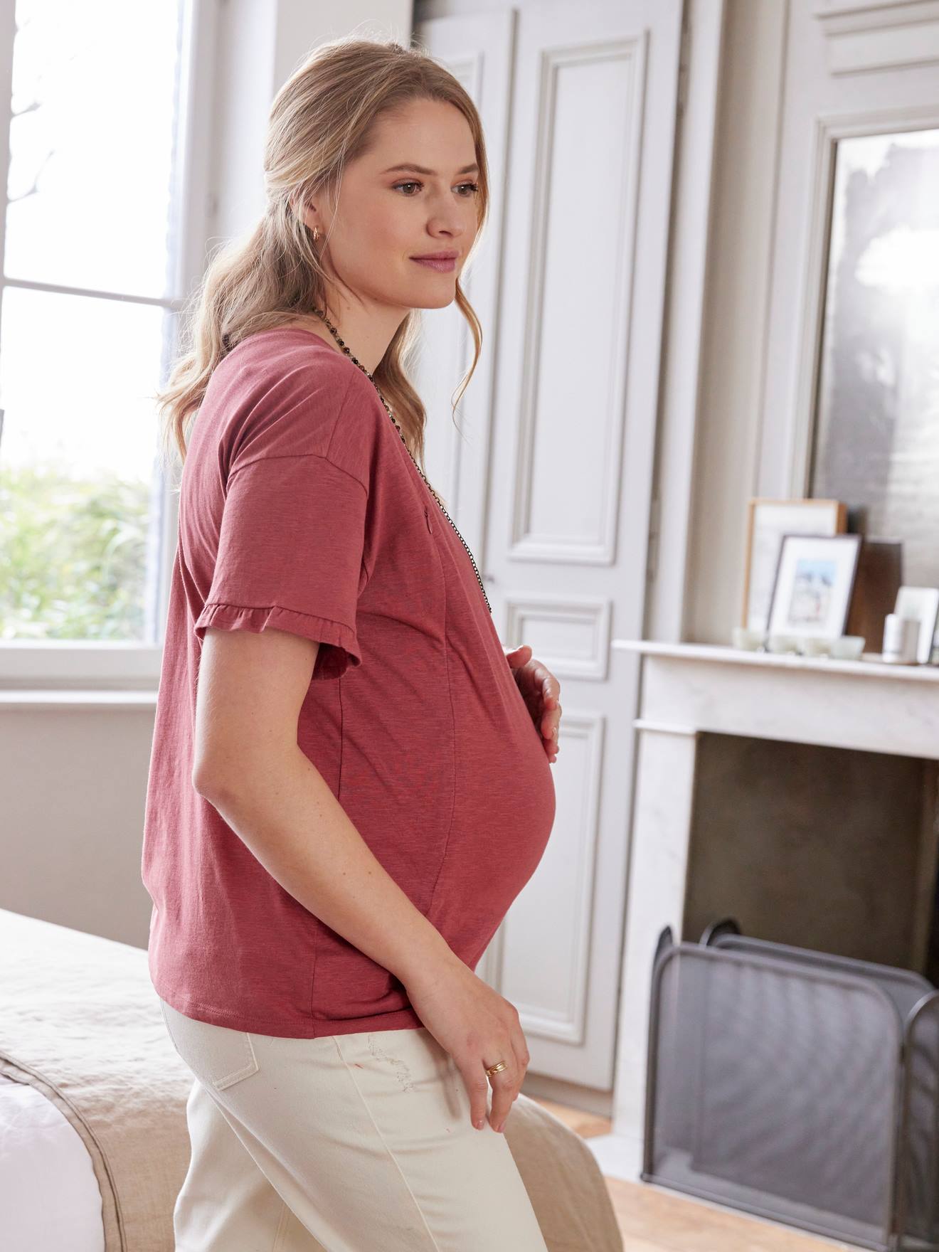 Camiseta de malha mista para gestantes e lactantes com estampa de argila.