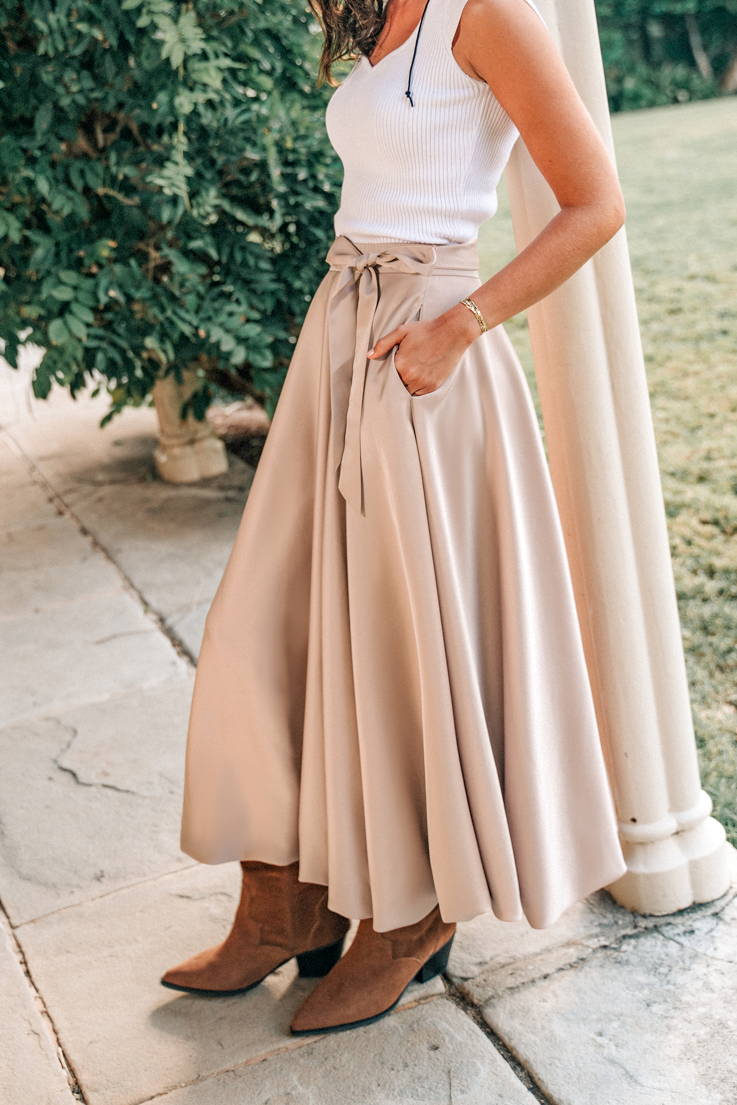 Jupe maxi en satin avec ceinture