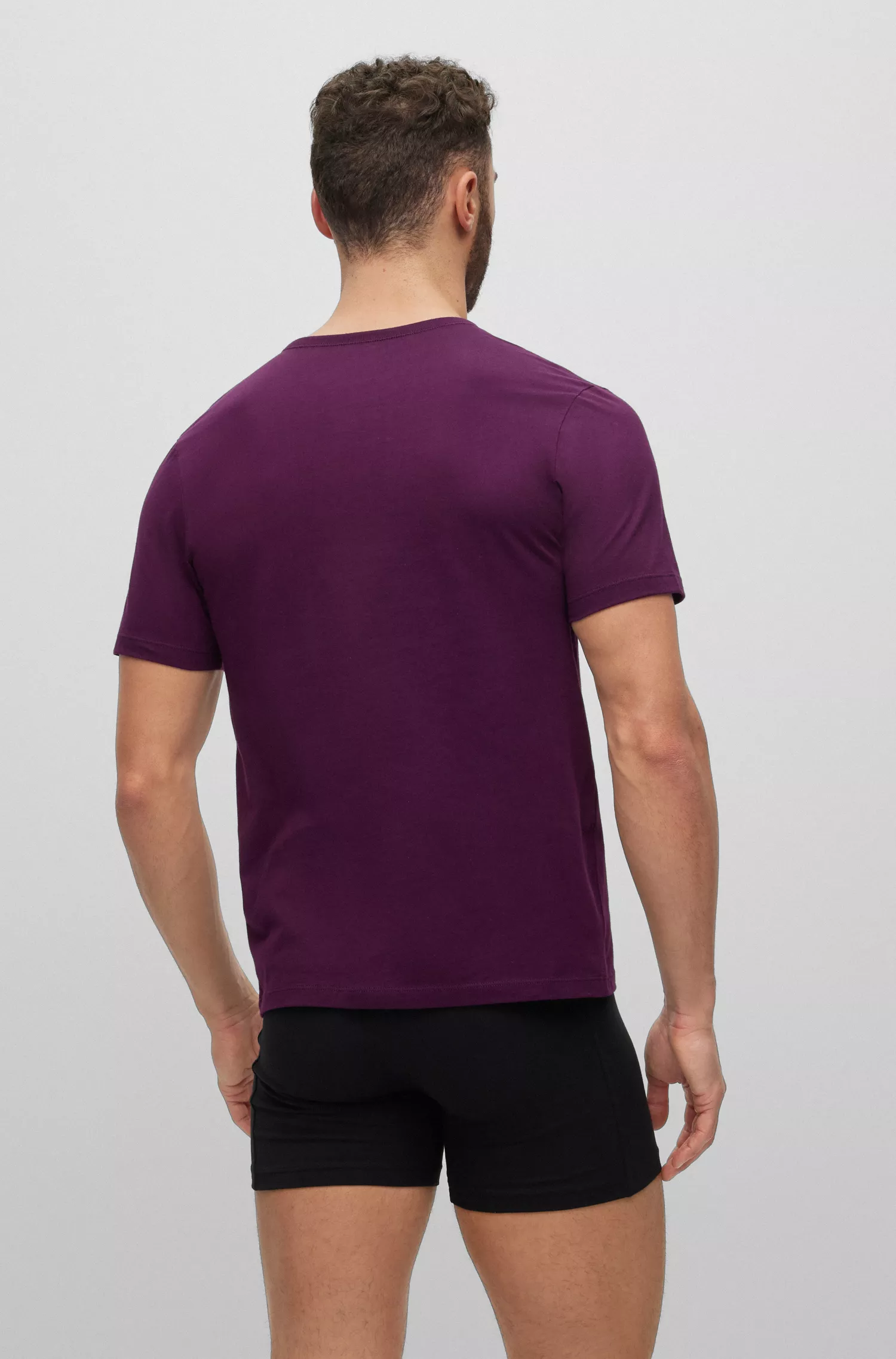 BOSS Black - Pacote com três camisetas de algodão com logo bordado.
