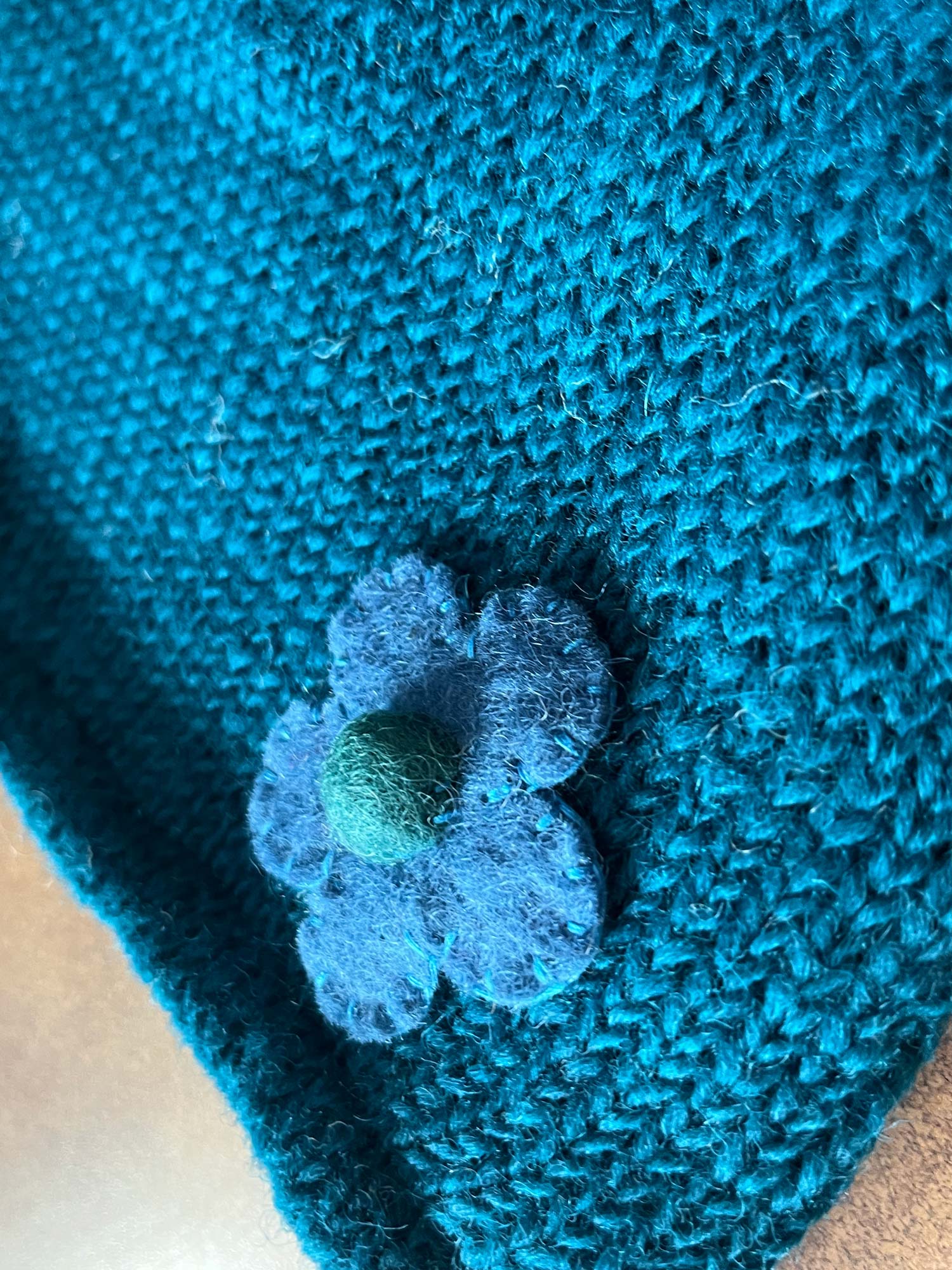 Mütze mit Filzblume blau günstig bestellen