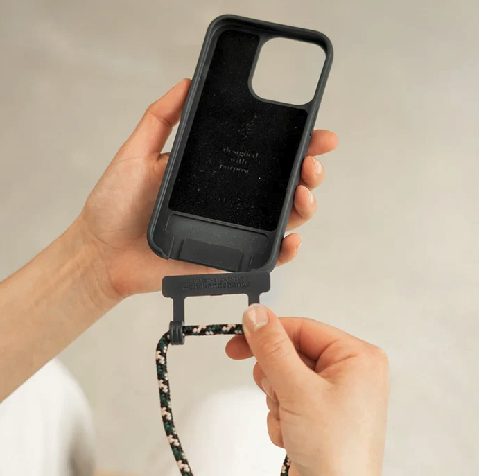iPhone 15 Pro Max Necklace ChangeCase Antimikrobielle Hülle Vegan Biologisch Abbaubar   Abnehmbare Handykette (CHA233) - Schwarz